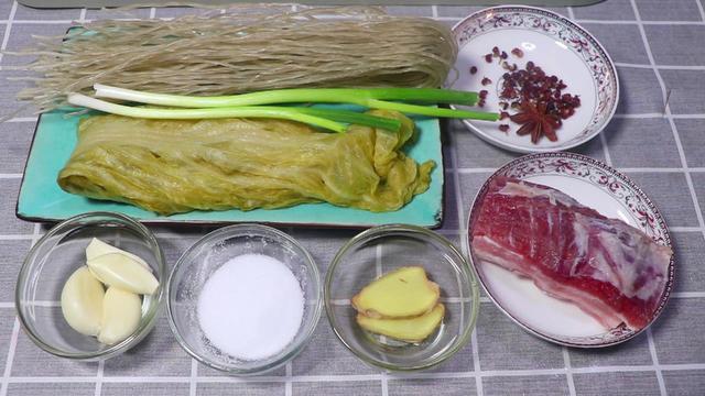 怎么做猪肉酸菜炖粉条（酸菜猪肉炖粉条最正宗的做法）(1)