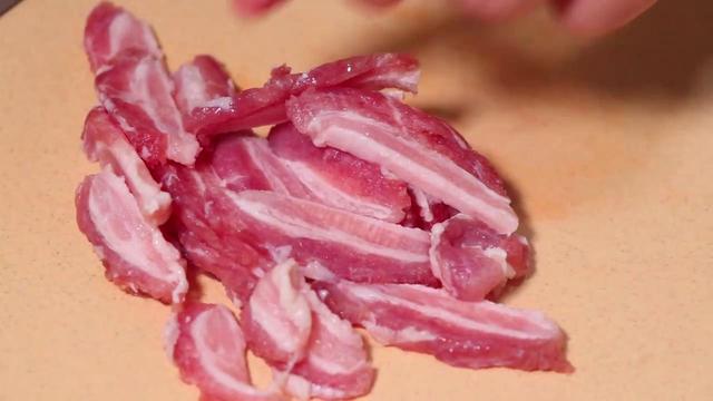 怎么做猪肉酸菜炖粉条（酸菜猪肉炖粉条最正宗的做法）(2)