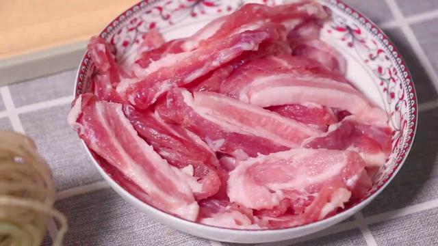 怎么做猪肉酸菜炖粉条（酸菜猪肉炖粉条最正宗的做法）(3)