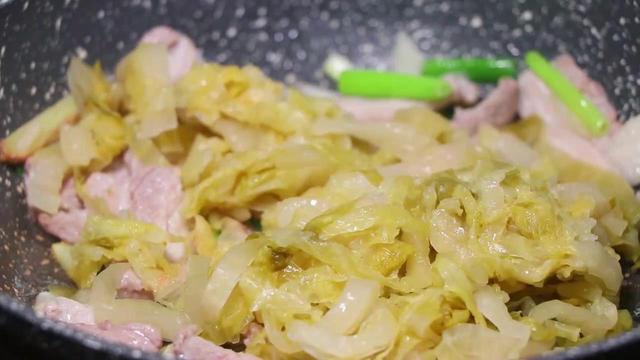 怎么做猪肉酸菜炖粉条（酸菜猪肉炖粉条最正宗的做法）(11)