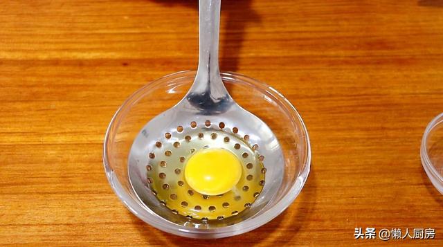 荷包蛋怎么煮不散还圆的小技巧（煮荷包蛋的最好方法是什么）(12)