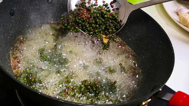 花椒油怎么炸最香（炸了花椒油的花椒怎么处理才好吃）(5)