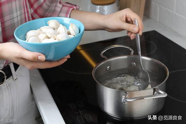 冻饺子的正确煮法煮几分钟好（冻饺子什么时候下锅煮最好）(2)