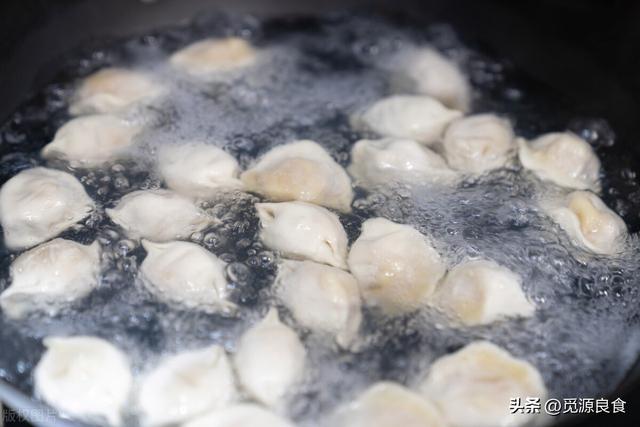 冻饺子的正确煮法煮几分钟好（冻饺子什么时候下锅煮最好）(1)