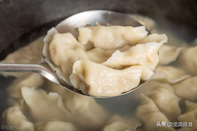 冻饺子的正确煮法煮几分钟好（冻饺子什么时候下锅煮最好）(5)