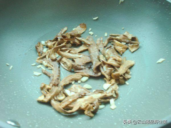 牛肝菌鸡汤的做法大全（牛肝菌鸡汤怎么炖最好吃）(7)