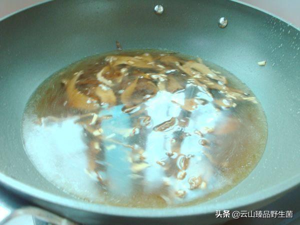 牛肝菌鸡汤的做法大全（牛肝菌鸡汤怎么炖最好吃）(8)