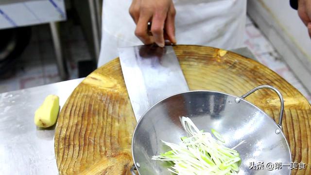 风味干锅藕片的做法（藕片肉片干锅最正宗的做法）(4)