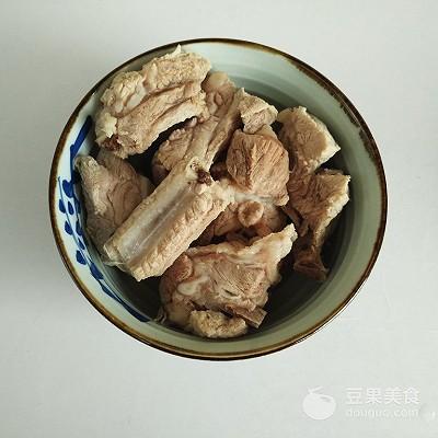 砂锅玉米排骨汤的做法窍门（砂锅玉米煲排骨汤的做法大全）(2)