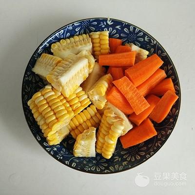 砂锅玉米排骨汤的做法窍门（砂锅玉米煲排骨汤的做法大全）(3)