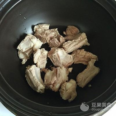 砂锅玉米排骨汤的做法窍门（砂锅玉米煲排骨汤的做法大全）(4)