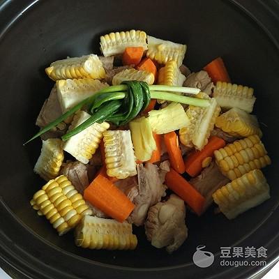 砂锅玉米排骨汤的做法窍门（砂锅玉米煲排骨汤的做法大全）(6)