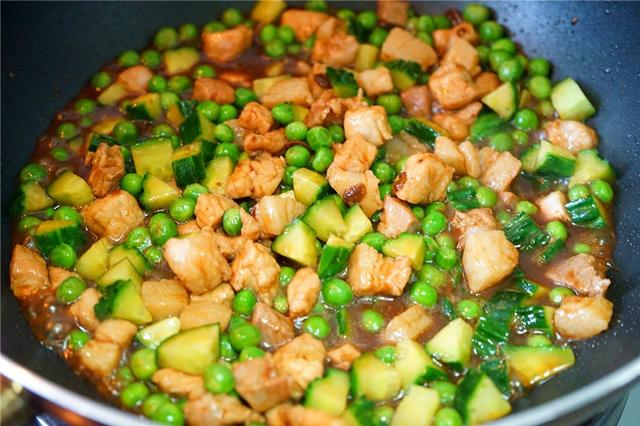 小豌豆炒肉的做法（辣炒大白菜最简单的做法）(7)