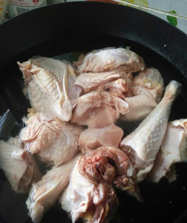 炖鸡汤什么时候放香菇最好（家常干香菇炖鸡汤的正确方法）(2)