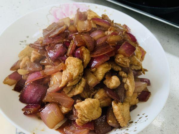 怎样用洋葱炒鸡胸肉（洋葱炒鸡胸肉正宗做法）(1)