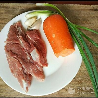 胡萝卜丝炒肉丝家常做法（肉丝胡萝卜的家常做法大全）(2)