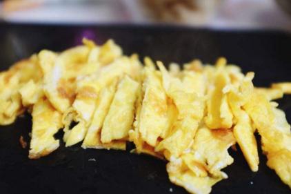 菠菜鸡蛋花生米的做法窍门（菠菜花生米鸡蛋丝凉拌做法）(5)