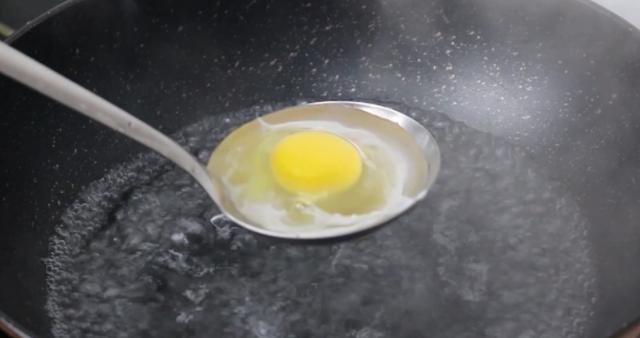 煮荷包蛋怎么做才不会散（煮荷包蛋不散的最佳方法）(1)