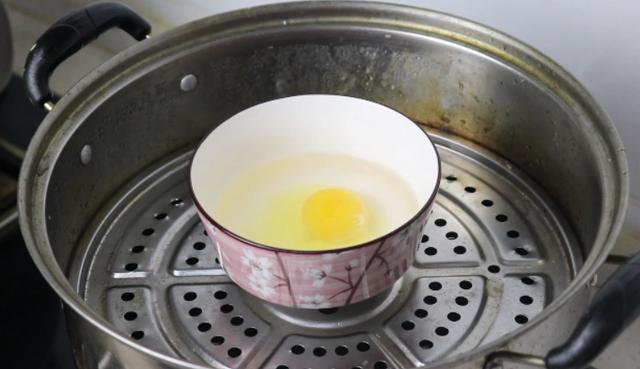 煮荷包蛋怎么做才不会散（煮荷包蛋不散的最佳方法）(4)
