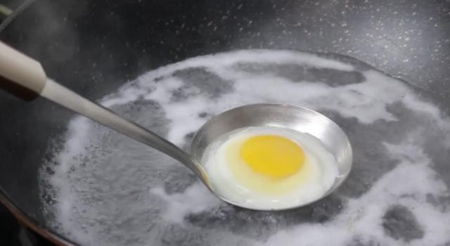煮荷包蛋怎么做才不会散（煮荷包蛋不散的最佳方法）(2)