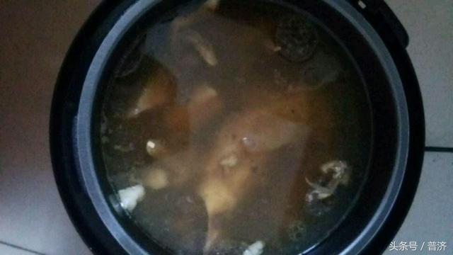 牛骨头汤怎么熬成清汤（熬牛骨头汤的正宗做法）(2)