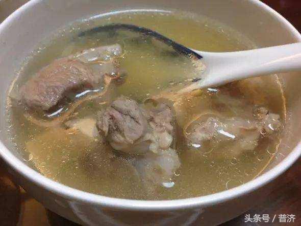 牛骨头汤怎么熬成清汤（熬牛骨头汤的正宗做法）(3)