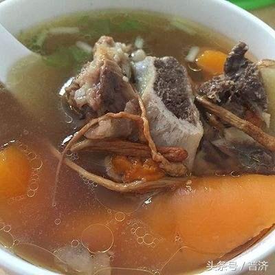 牛骨头汤怎么熬成清汤（熬牛骨头汤的正宗做法）(1)