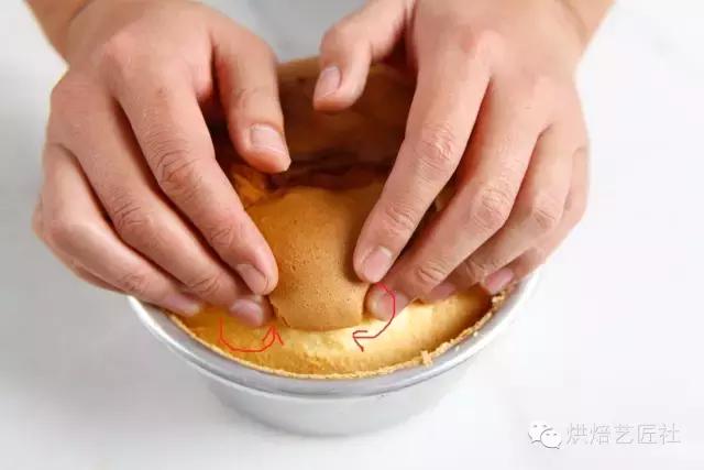 为什么烤的蛋糕胚一直塌陷（蛋糕胚烤出来为什么底部凹下去）(13)