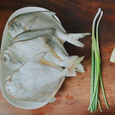 红烧鲳鱼的家常做法大（鲳鱼红烧最简单的做法）(2)