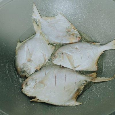红烧鲳鱼的家常做法大（鲳鱼红烧最简单的做法）(4)