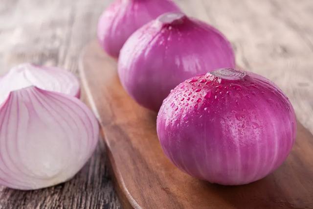 紫洋葱和白洋葱哪个营养价值更高（生吃白洋葱好还是紫洋葱好）(1)