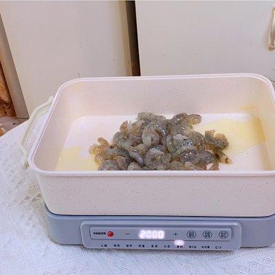 菠萝虾仁炒饭家常做法（菠萝炒虾仁炒饭怎么炒的）(4)