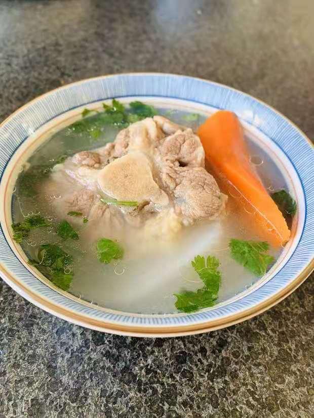 牛尾骨煲汤怎么做好吃（滋补牛尾骨炖汤的方法）(2)