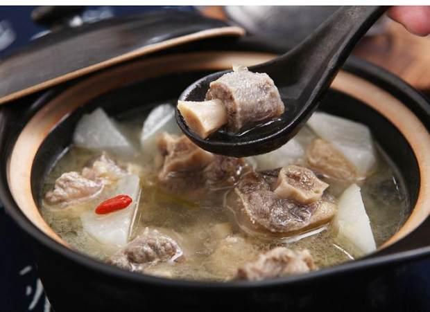 牛尾骨煲汤怎么做好吃（滋补牛尾骨炖汤的方法）(1)