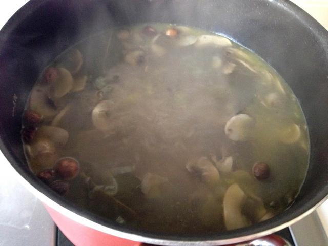 牛尾骨煲汤怎么做好吃（滋补牛尾骨炖汤的方法）(7)