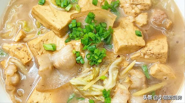 白菜炖豆腐怎么做最好吃（白菜炖豆腐最正宗的做法）(1)
