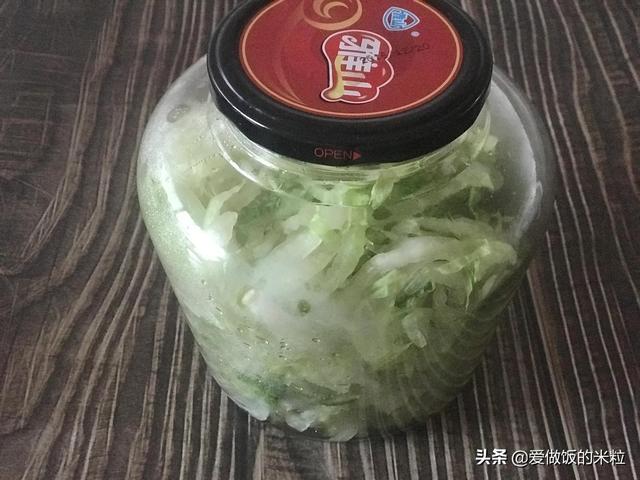 如何自己在家用玻璃瓶腌酸菜（用玻璃罐腌酸菜不烂的最好方法）(6)