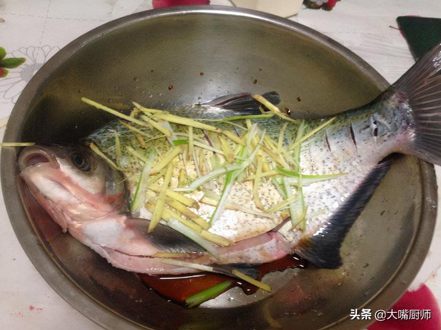 红烧鱼什么做好吃又简单（红烧鱼怎么烧才能让鱼肉嫩）(4)