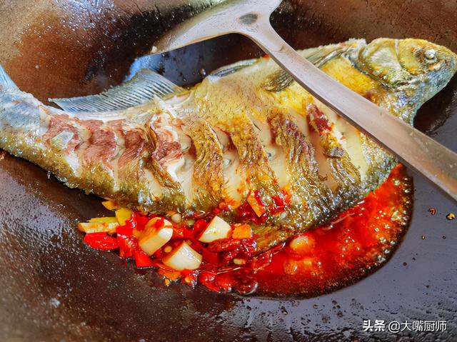 红烧鱼什么做好吃又简单（红烧鱼怎么烧才能让鱼肉嫩）(6)