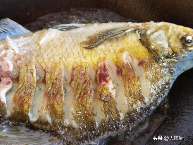 红烧鱼什么做好吃又简单（红烧鱼怎么烧才能让鱼肉嫩）(5)