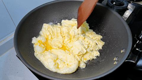 洋葱跟鸡蛋炒吃有什么好处（洋葱炒着吃还是生吃有营养）(6)
