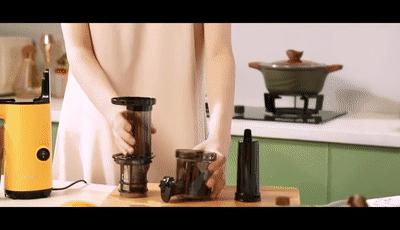手摇榨汁机榨果汁的过程（小型榨汁机榨果汁正确方法）(20)