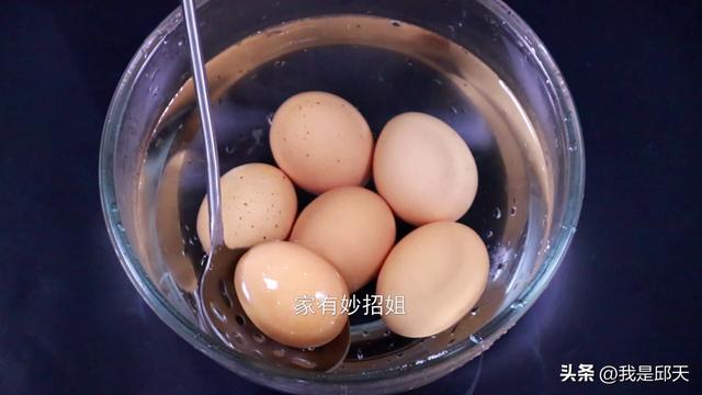鸡蛋怎样才能煮的又白又嫩（教你煮鸡蛋正确的方法）(5)
