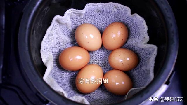 鸡蛋怎样才能煮的又白又嫩（教你煮鸡蛋正确的方法）(3)
