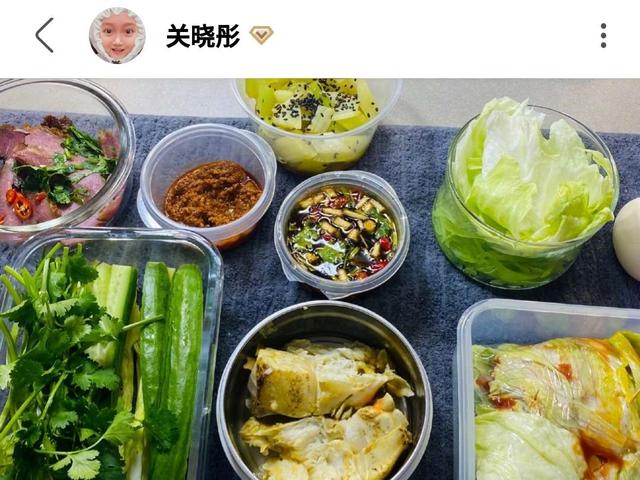关晓彤公开蔬菜三明治教程（关晓彤晒出她的日常用餐）(1)