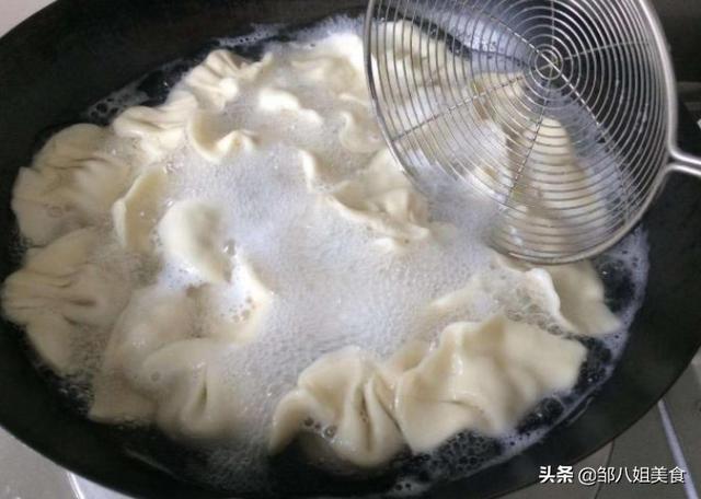 怎样下冻饺子饺子才能不破皮（冻水饺子怎么煮好吃）(1)