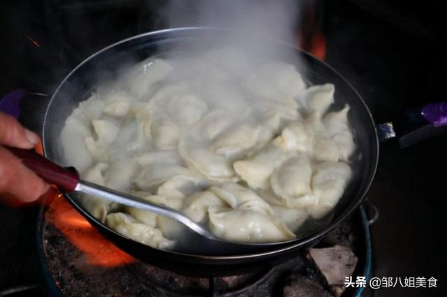 怎样下冻饺子饺子才能不破皮（冻水饺子怎么煮好吃）(8)