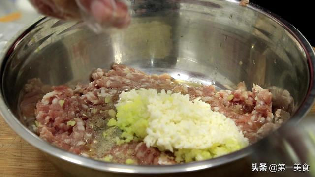 厨师长教做肉丸子怎么炸（香煎肉丸的家常做法）(2)