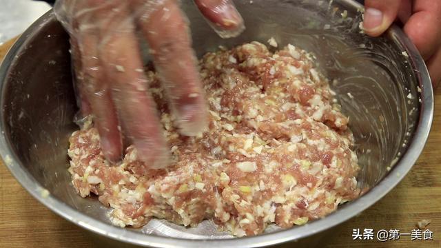 厨师长教做肉丸子怎么炸（香煎肉丸的家常做法）(3)