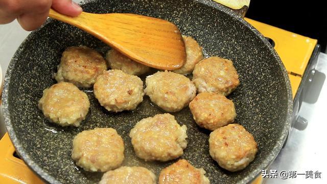 厨师长教做肉丸子怎么炸（香煎肉丸的家常做法）(6)